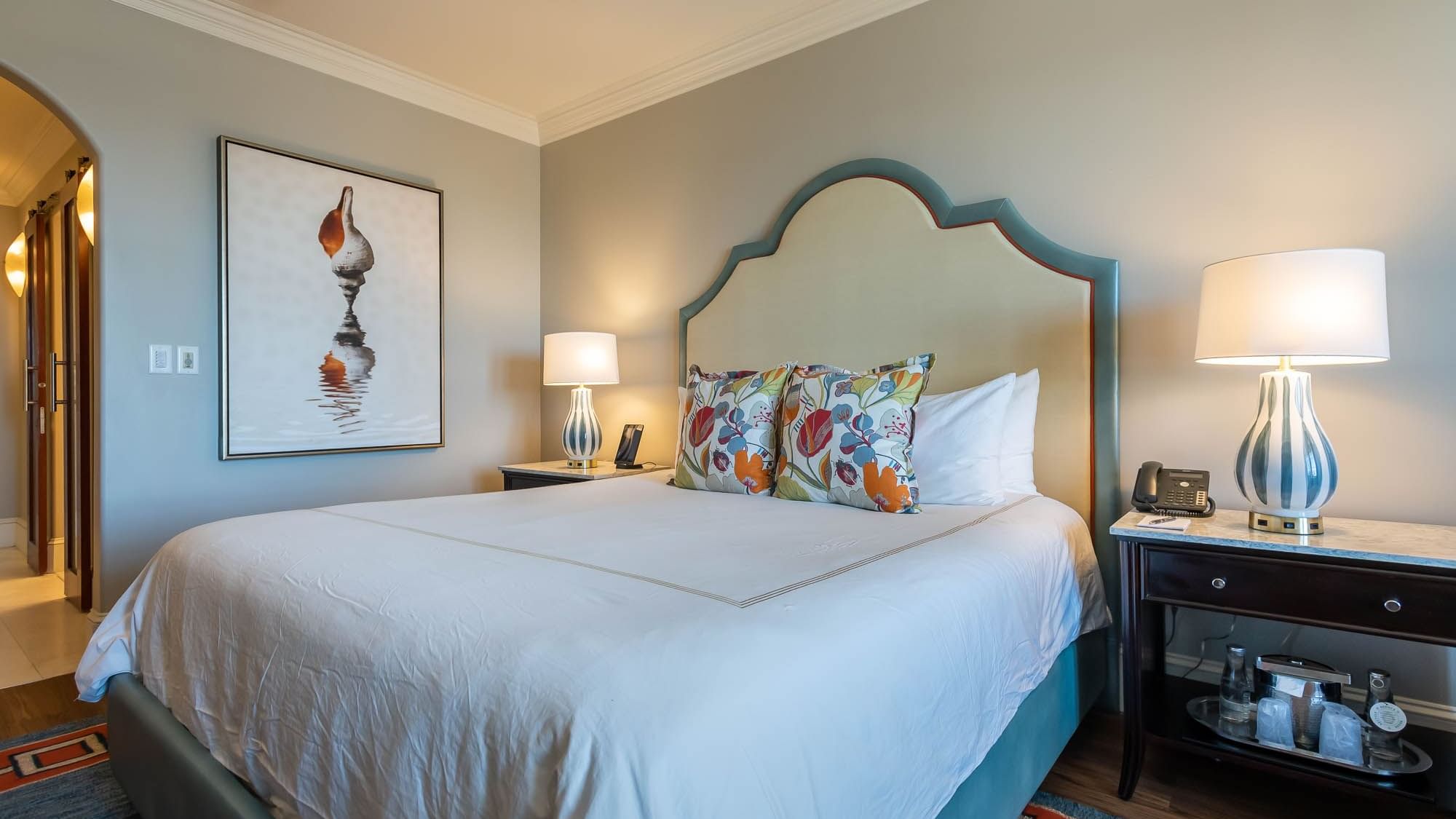 The Pearl Guest Room King Bed (Pool View)