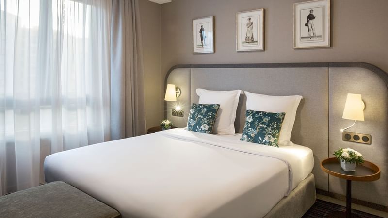 King bed of Premium Suite at Warwick Reine Astrid - Lyon