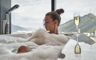 Mujeres tomando un baño de burbujas con champagne en Live Aqua Resorts