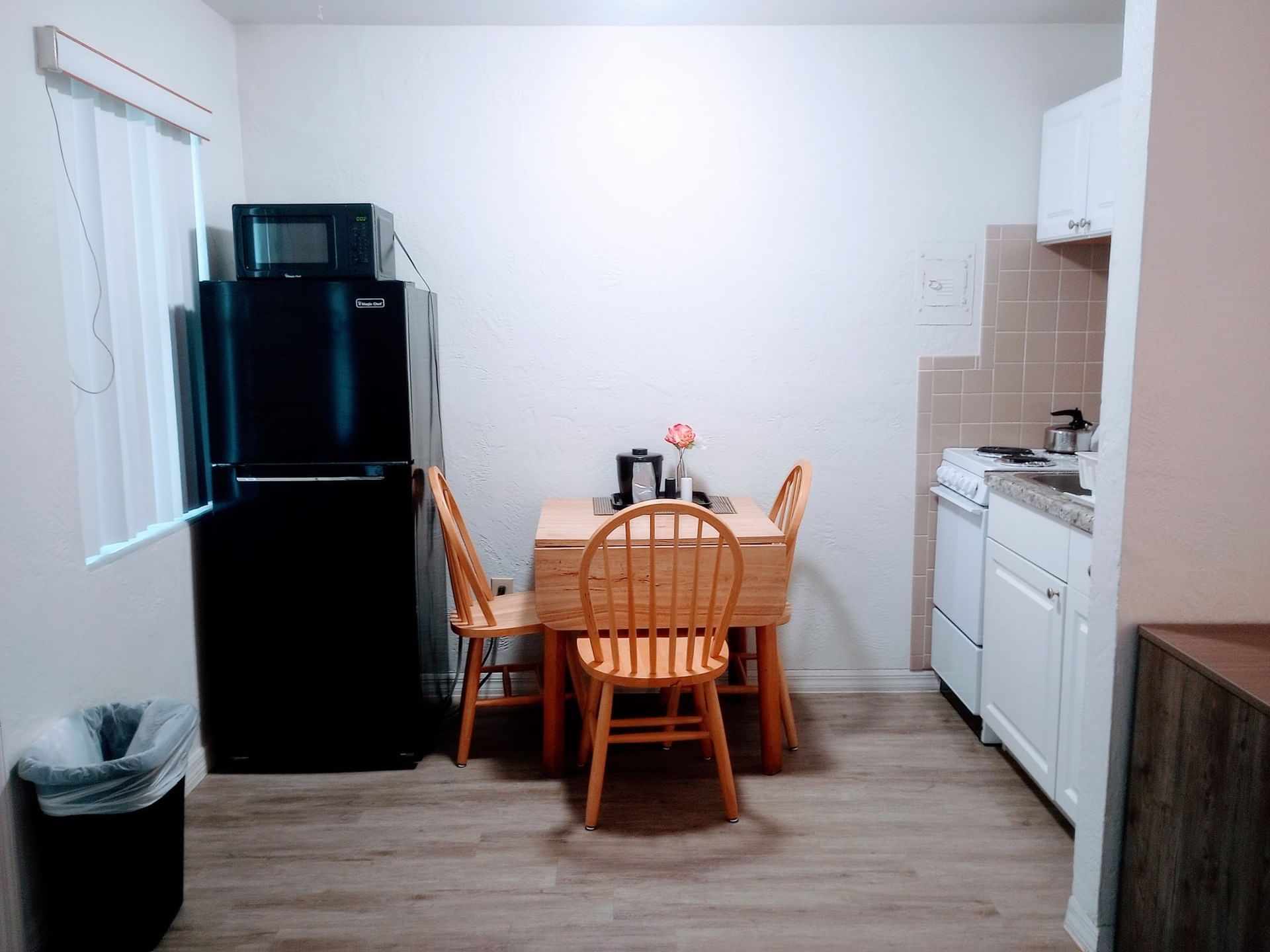 Courtyard Efficiency, kitchen & table at Ocean Court Beachfront