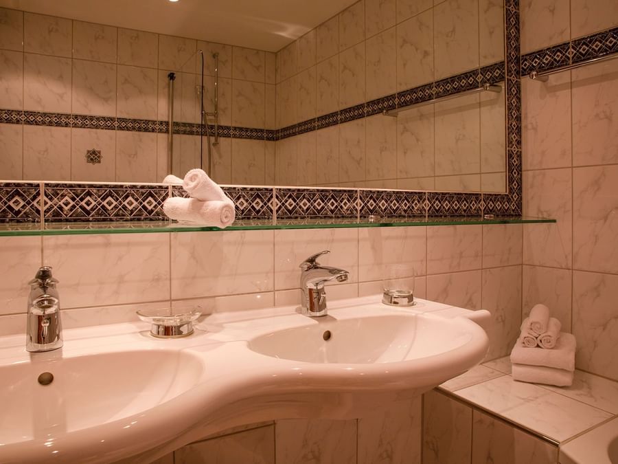 Bathroom with two basins at Chalet hotel bristol