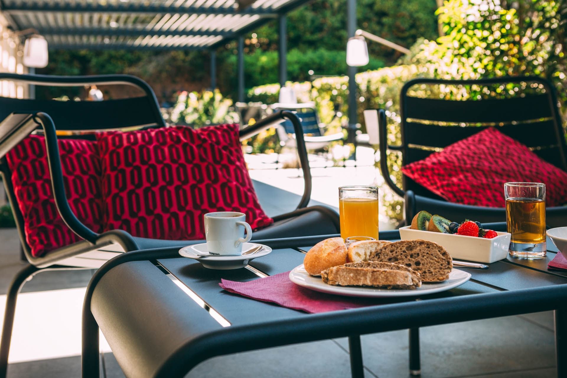 Petit-déjeuner servi sur le patio à l'Escale Oceania Aix-en-Provence