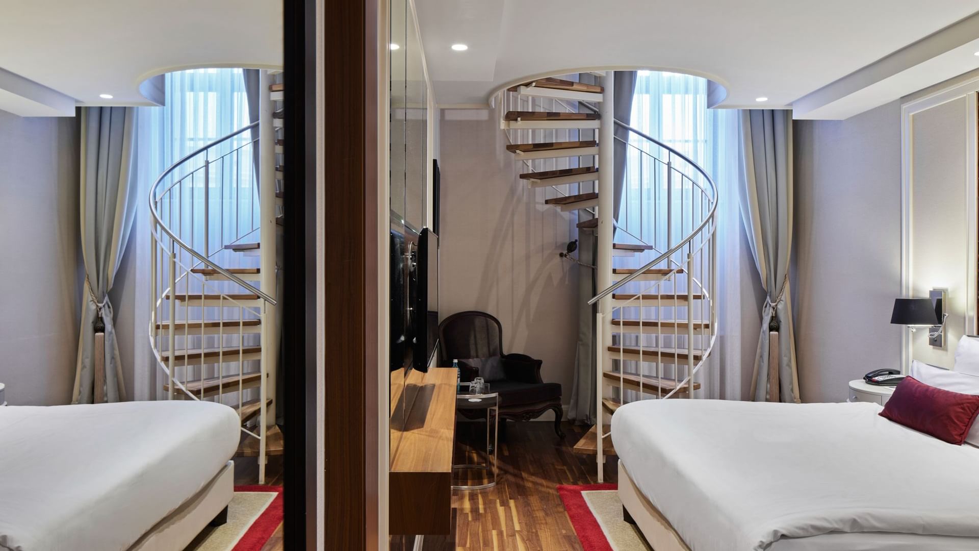 Titanic Duplex Suite mit Schlafzimmer,zwei Einzelbetten und Wendeltreppe im Titanic Gendarmenmarkt Berlin.