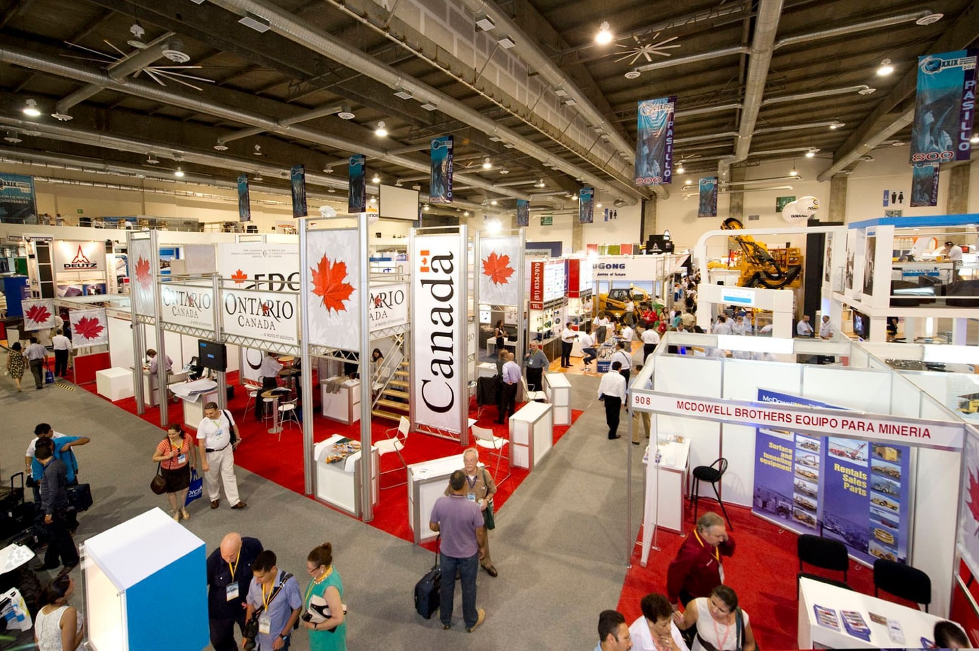 Vista de gran angular de los pasillos de las tiendas cerca de Mundo Imperial