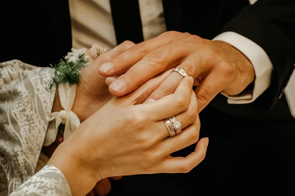 What is the right store hand for wedding ring