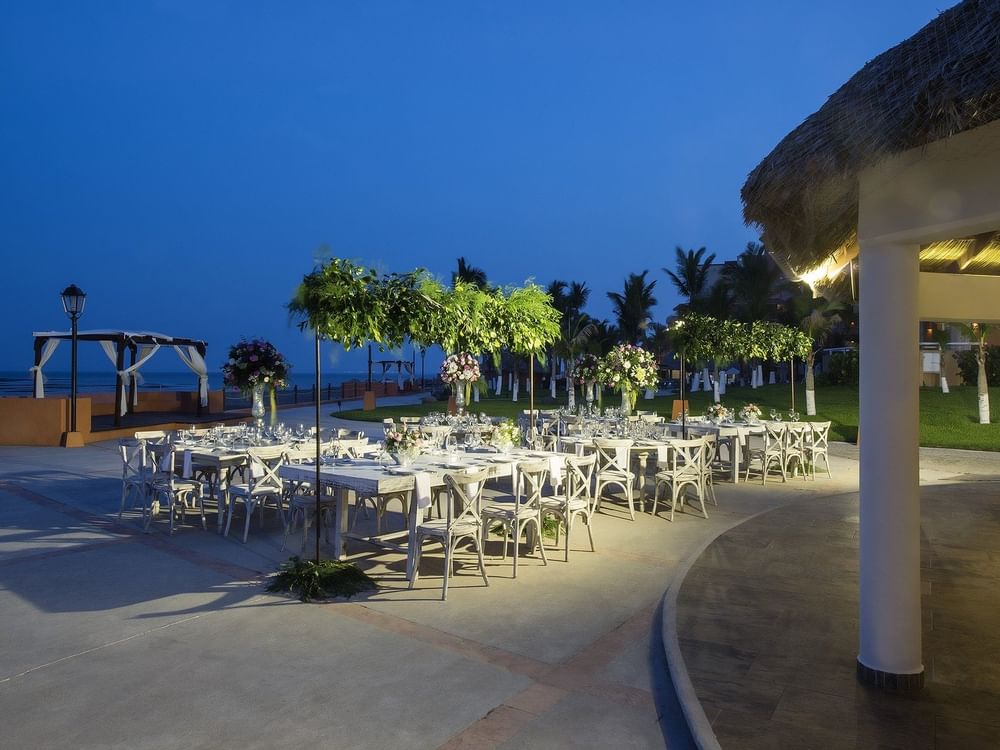 An outdoor wedding table setup at Grand Fiesta Americana