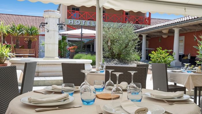 Outdoor dining table arrangements at Hotel le pillebois