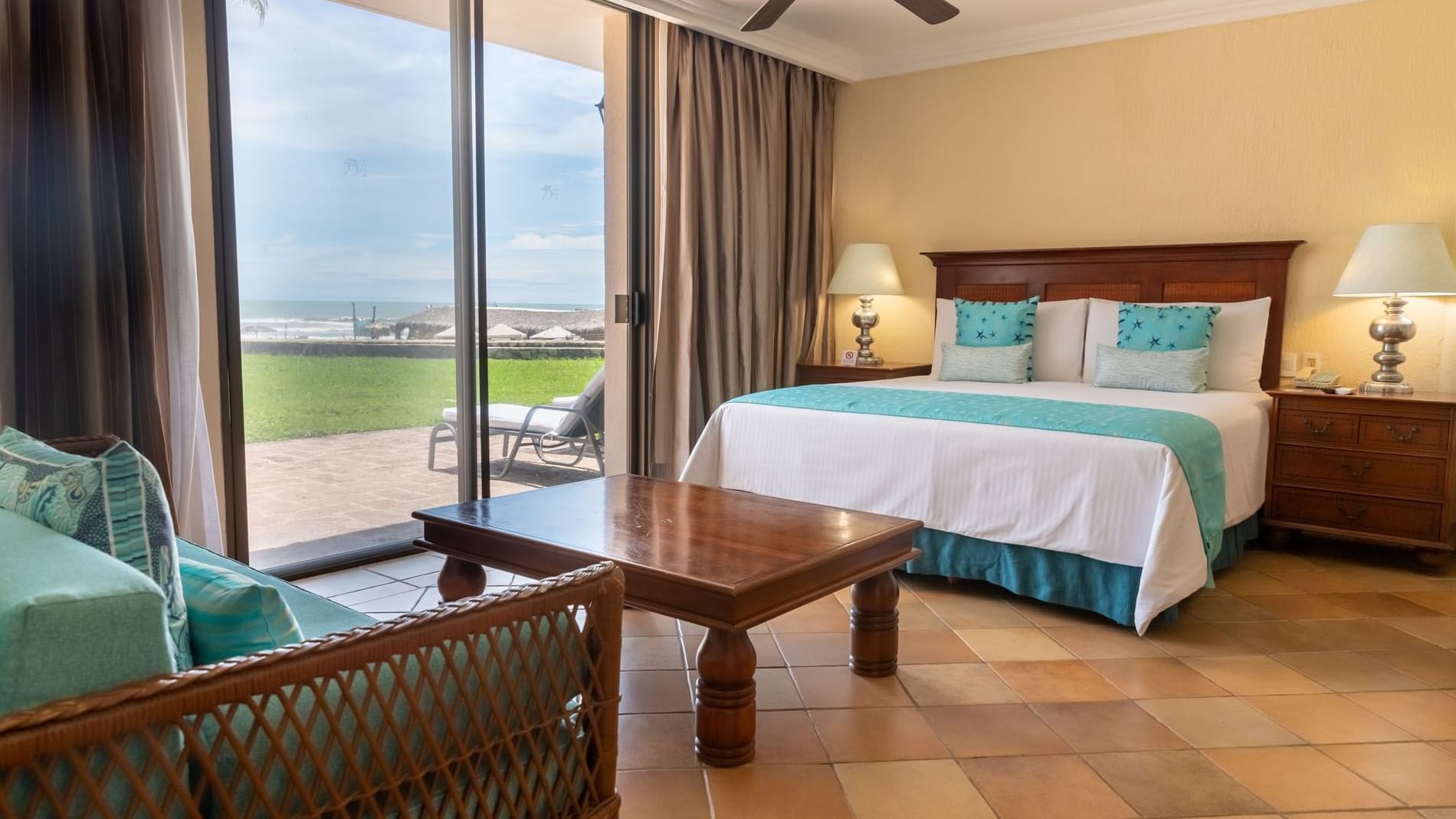 Bedroom & patio lounge of Elite Ocean View at Mundo Imperial