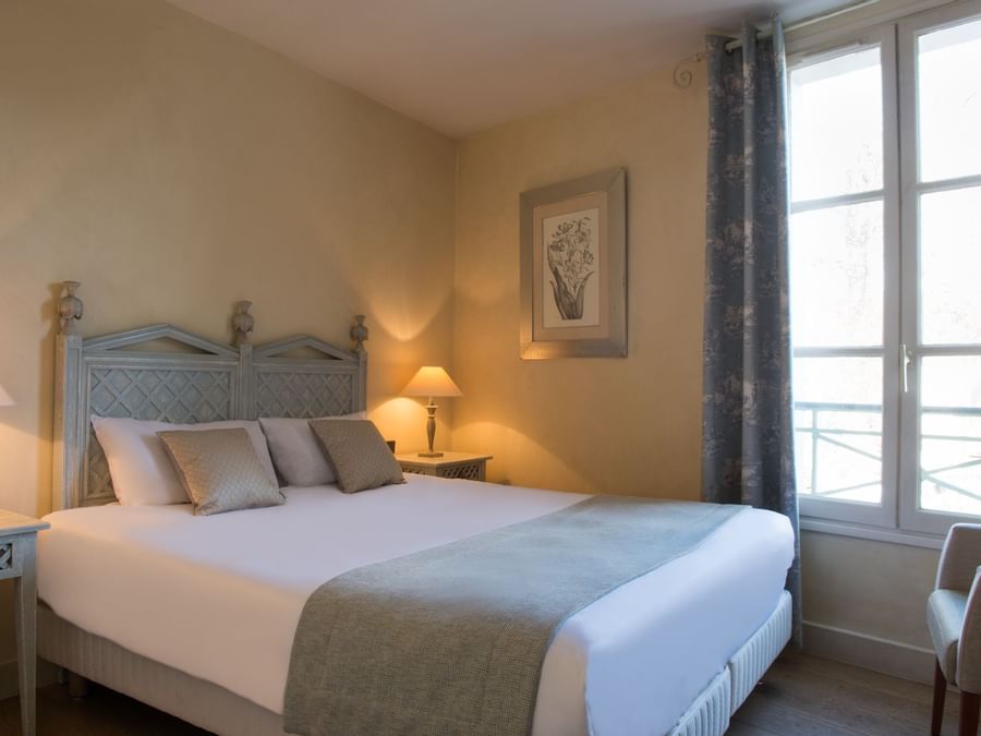 Double Room with a queen bed at Hotel Aux Vieux Remparts