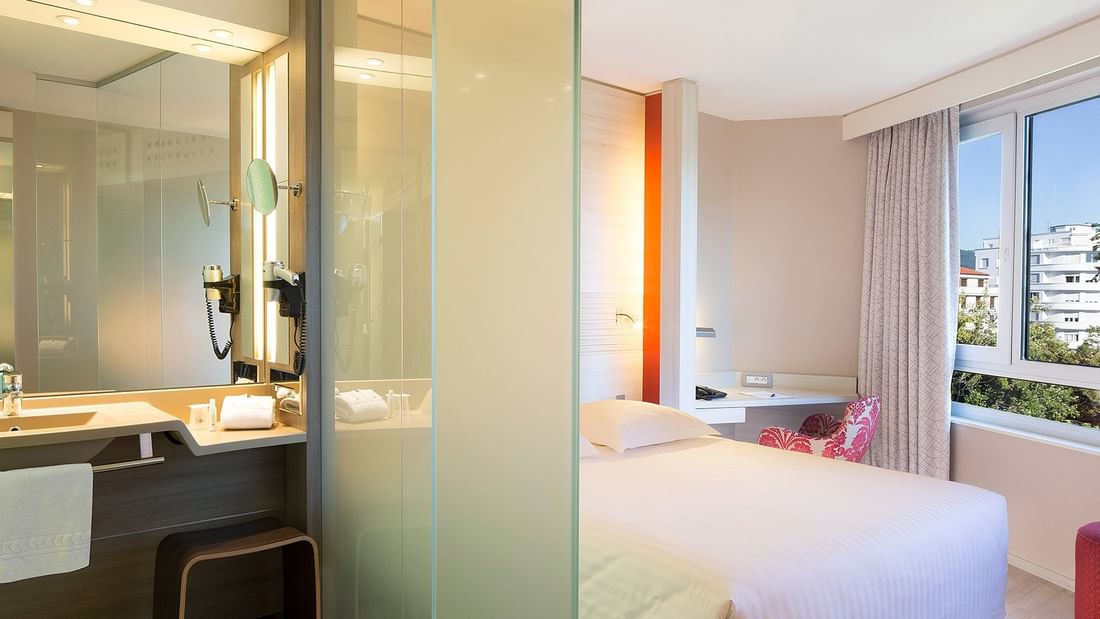 Vanity & bedroom in Comfort Room at Oceania Clermont-Ferrand