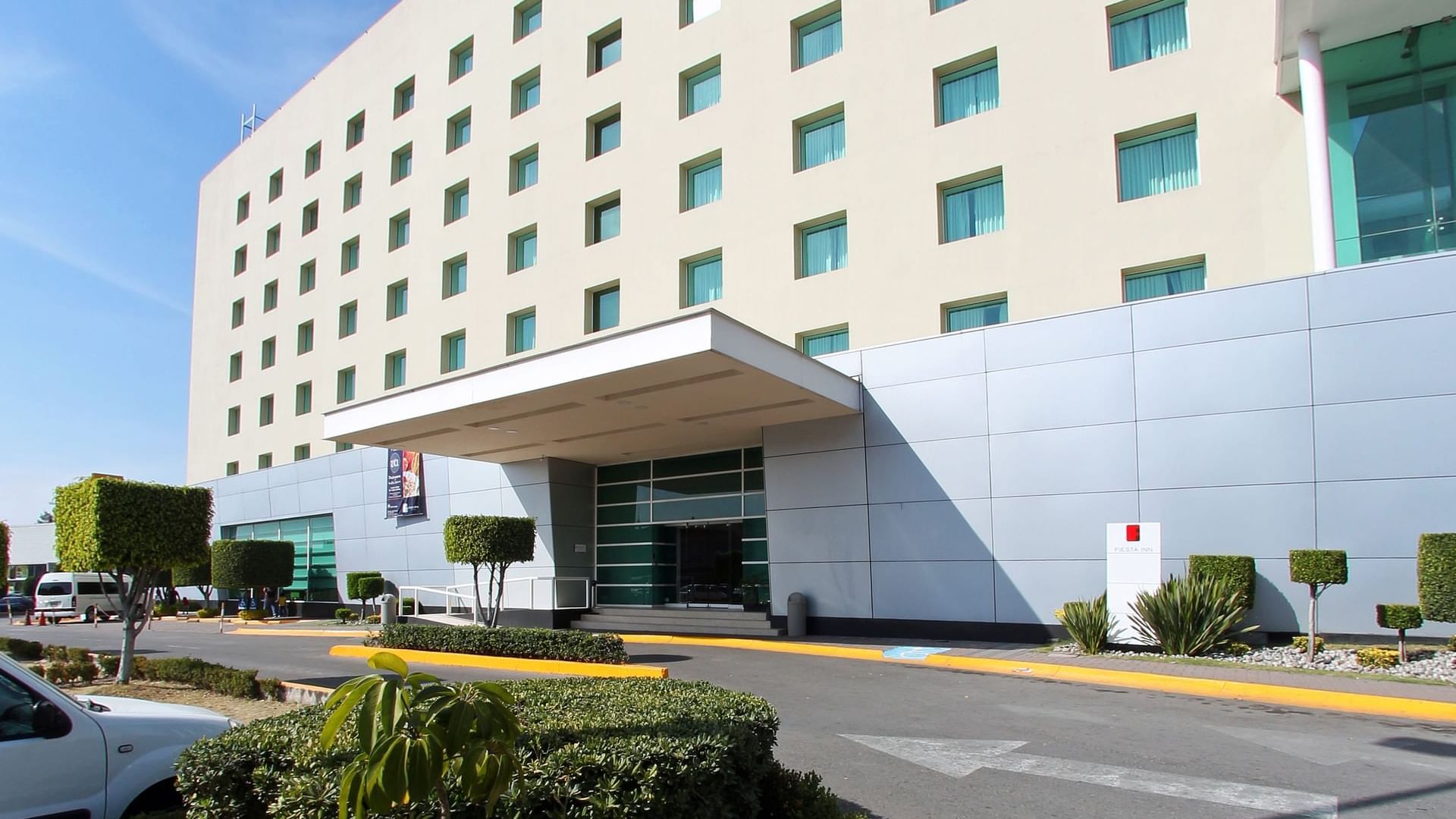 Exterior view of Fiesta Inn Cuautitlán
