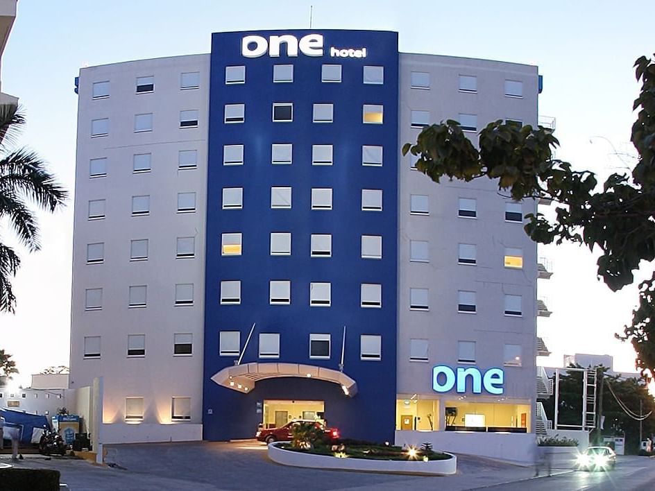 Exterior de One Ciudad del Carmen Concordia por la noche