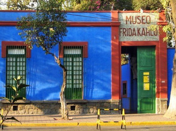 Exterior view of the Frida Kahlo Museum near Marquis Reforma