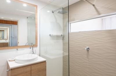 Bathroom with walk-in shower at Noah's on the Beach
