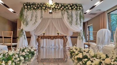Primer plano en un altar decorado para bodas en Panoramic Grand