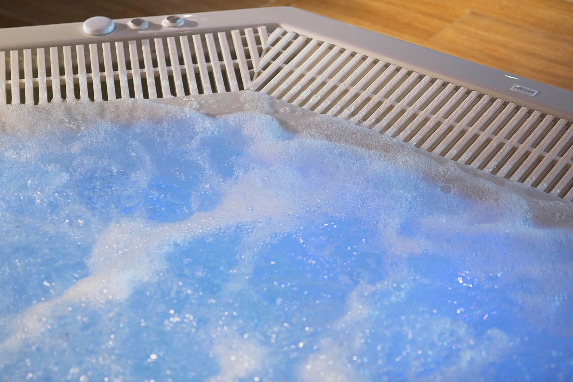 Gros plan sur le jacuzzi à l'Oceania Clermont-Ferrand