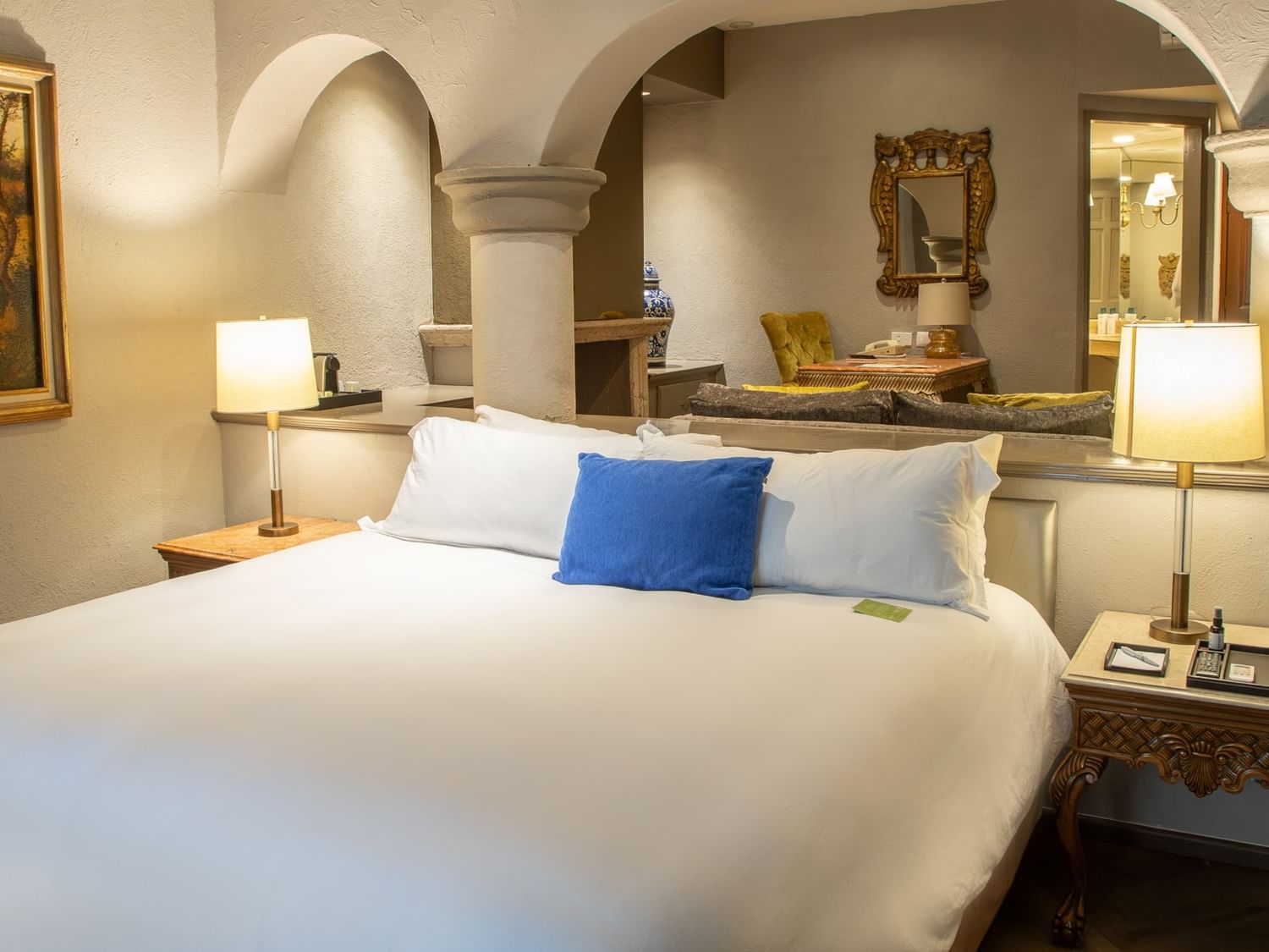 Master Suite King con cama king, arcos coloniales y sala de estar en Quinta Real Guadalajara