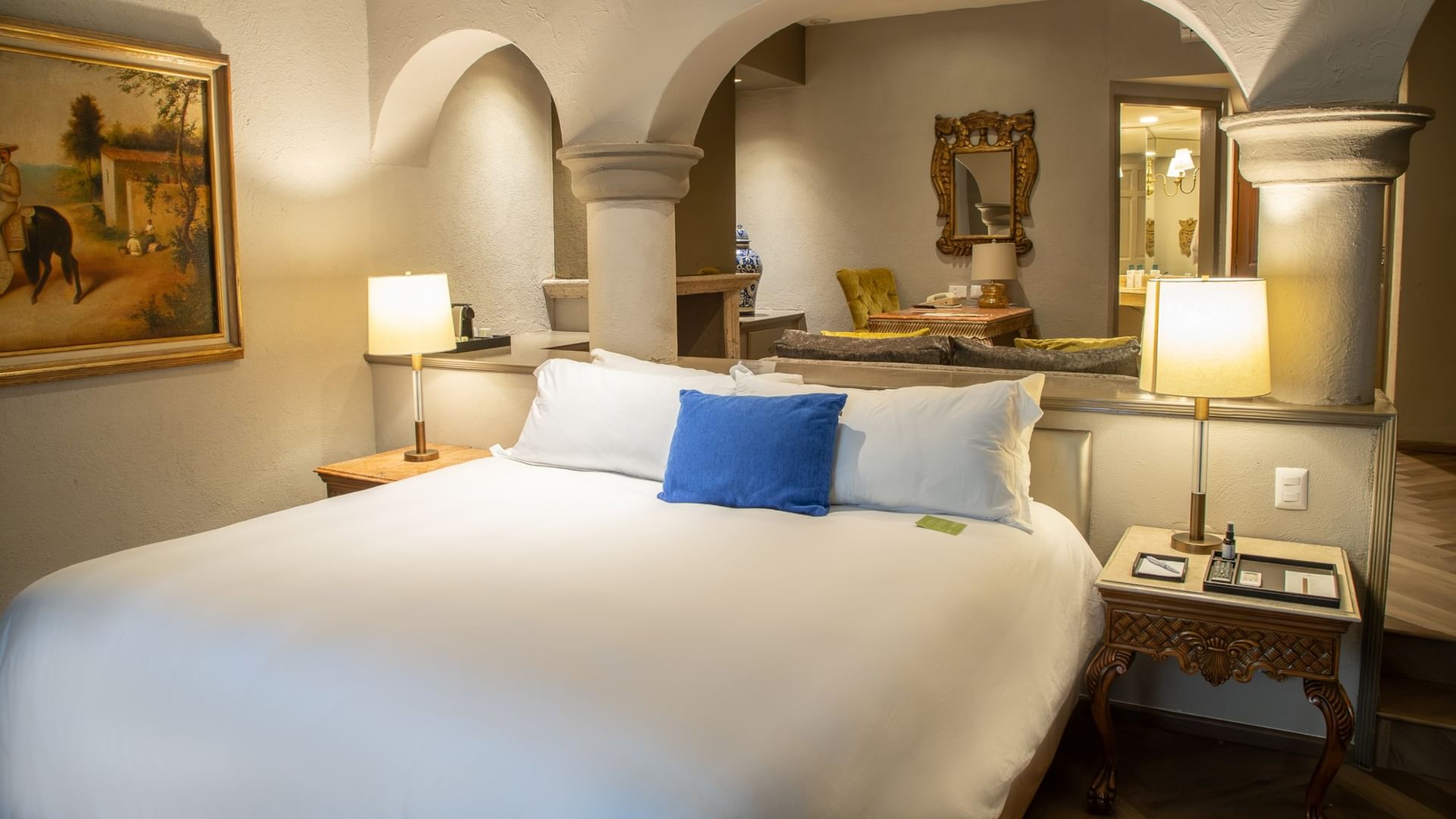 Master Suite King con cama king, arcos coloniales y sala de estar en Quinta Real Guadalajara