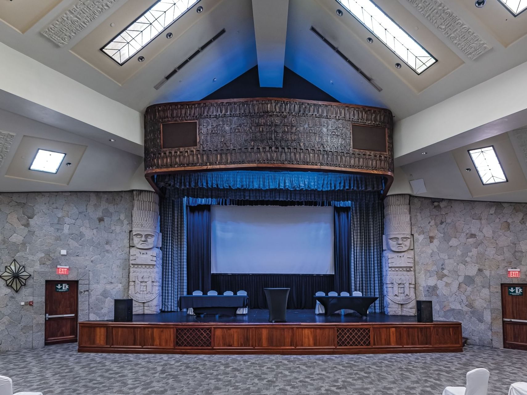 On-stage tables in Atlantes Amphitheater at Mundo Imperial