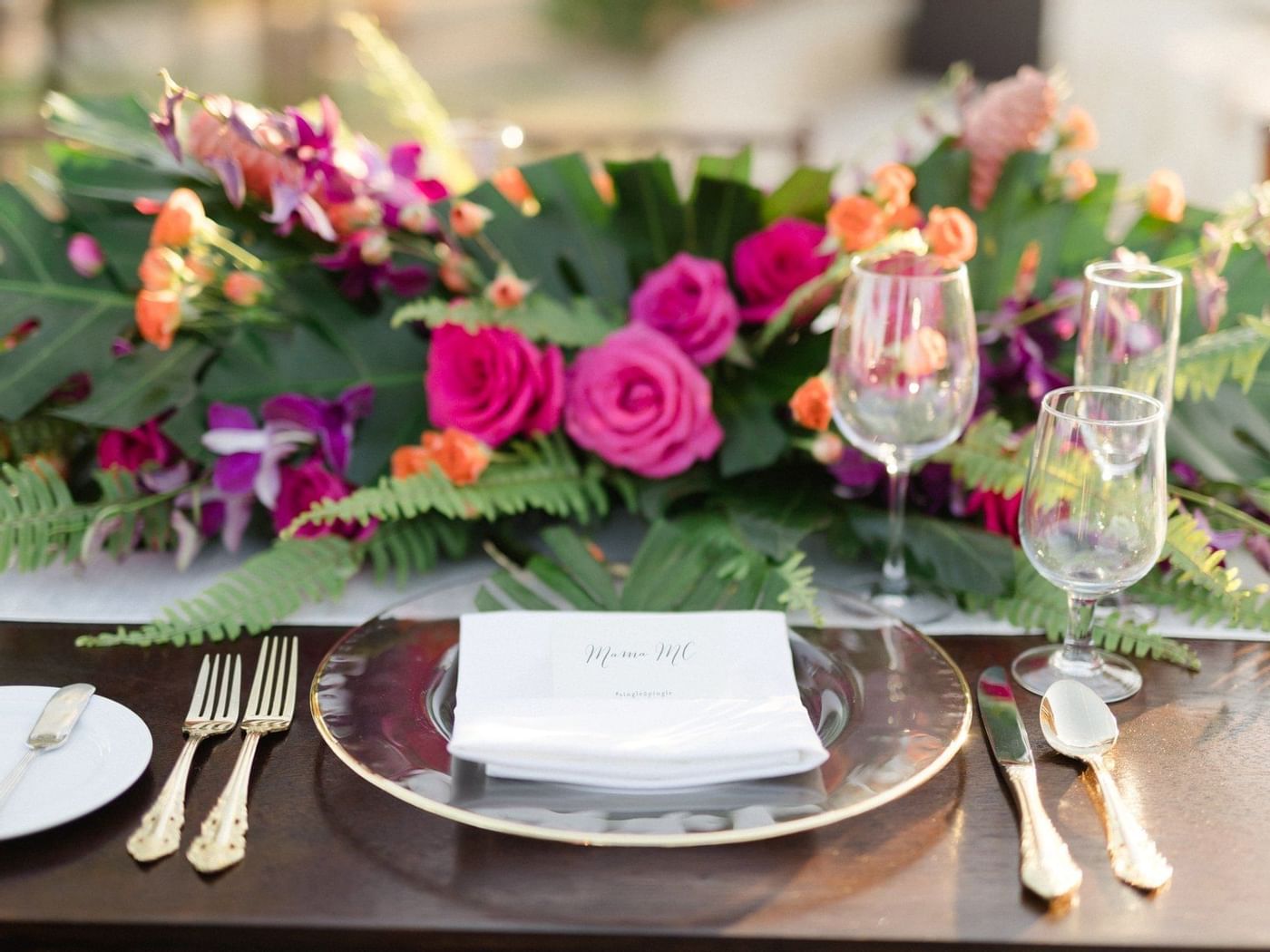 Decoraciones en la mesa de bodas al aire libre en Grand Fiesta Americana