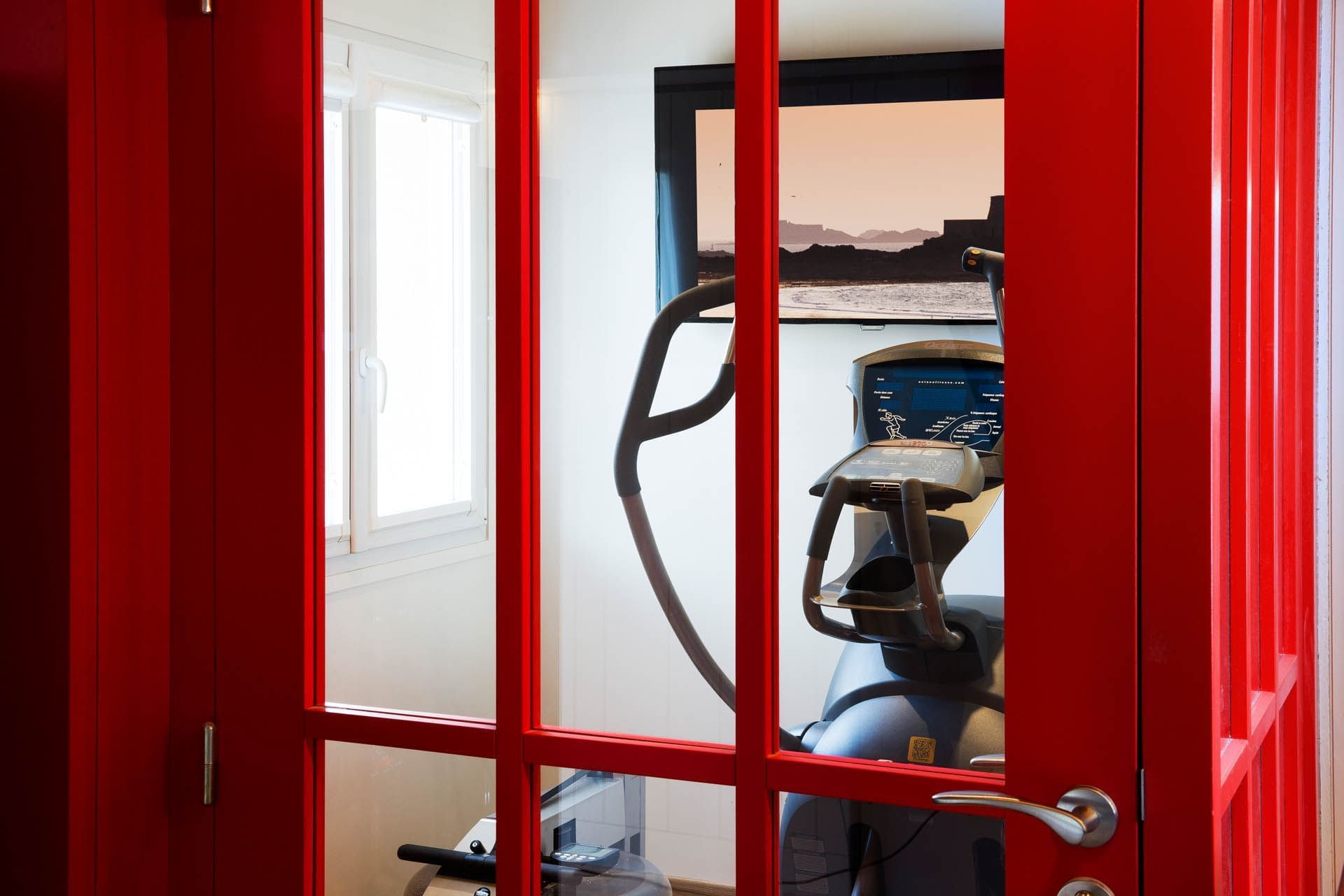 Équipement de gym avec mur rouge à l'Escale Oceania Saint-Malo