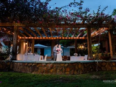 Wedding couple in La Pérgola during a photoshoot at Copamarina