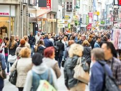 A crowded shopping street near Rhein-Hotel St. Martin