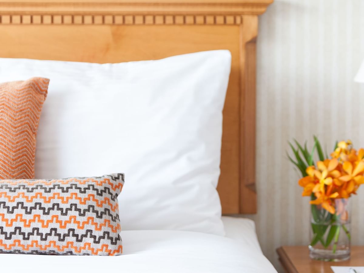 Queen bed in a spacious room