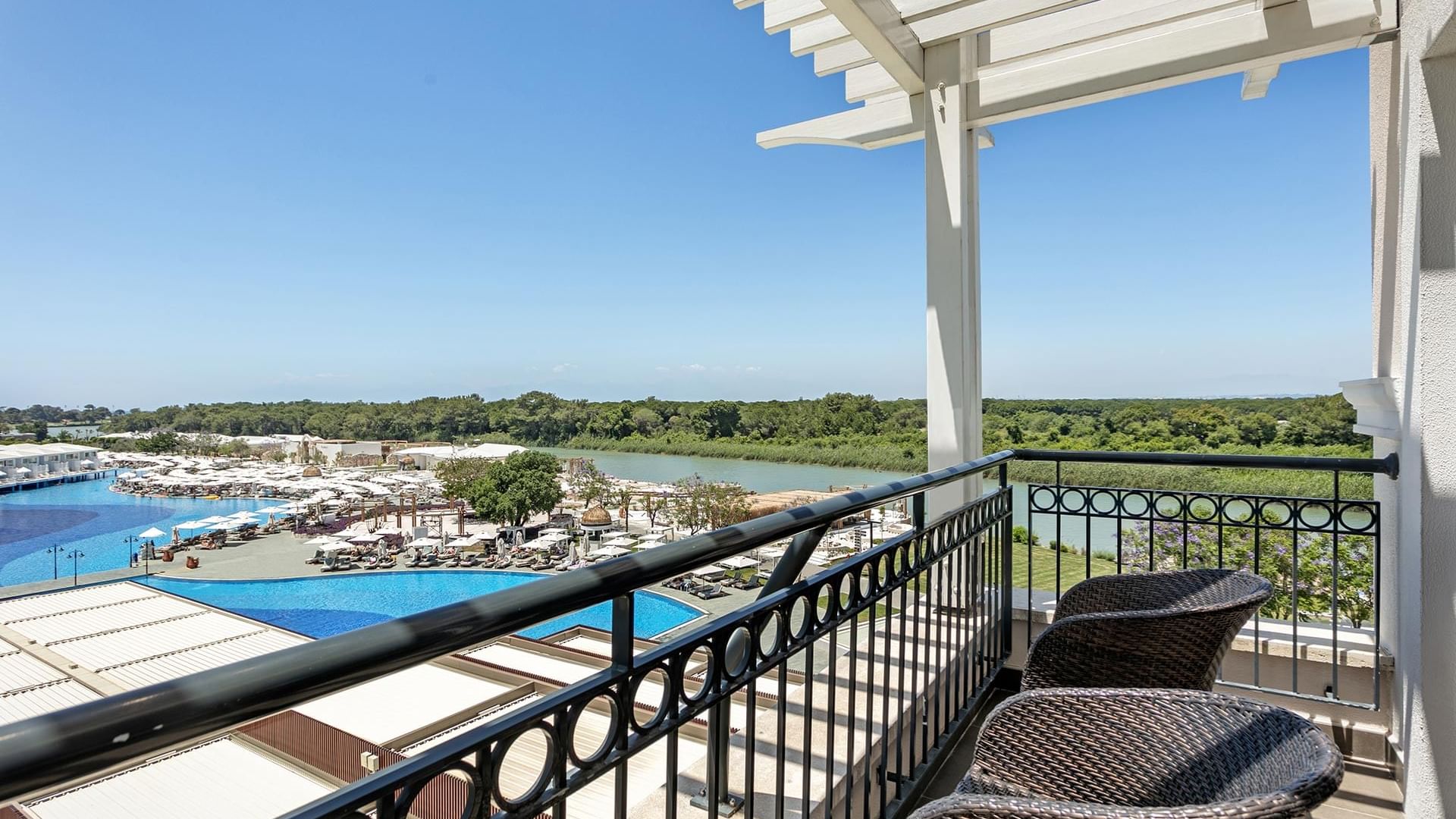 Балкон номера Riverside в Titanic Deluxe Golf Belek.