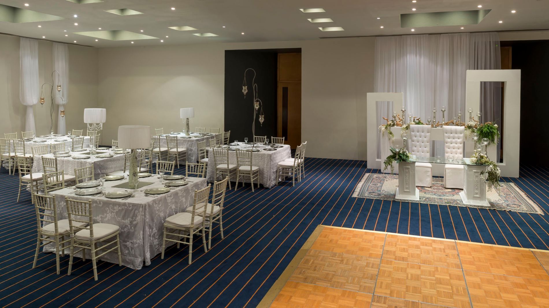 Salón de eventos Washington con mesas y sillas en Real Inn Nuevo Laredo.