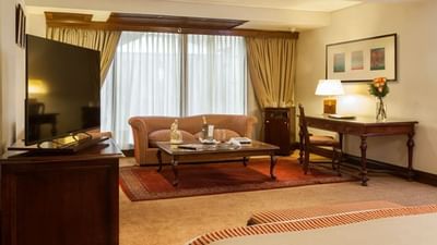 Living room with sofas, tv & tables, Hotel Plaza San Francisco