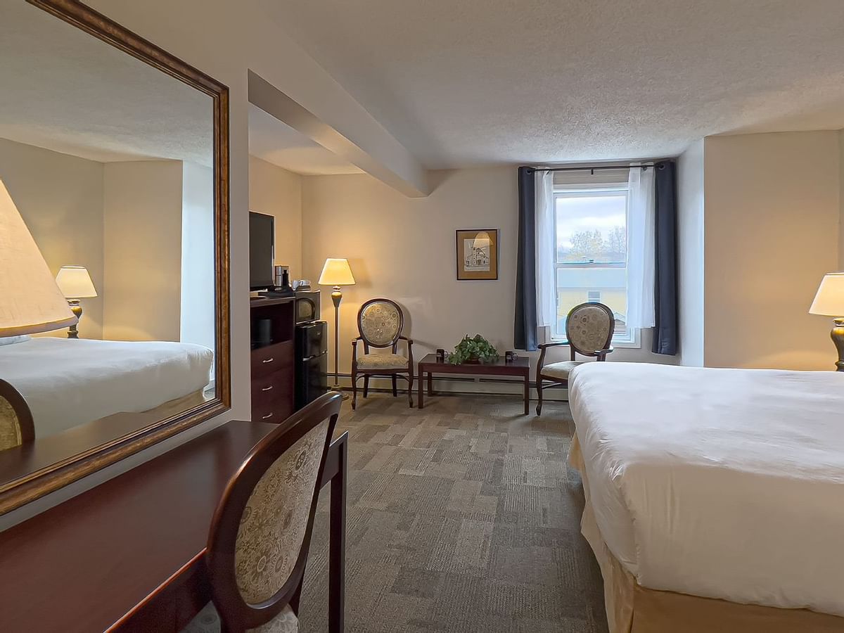 Guestroom with king bed