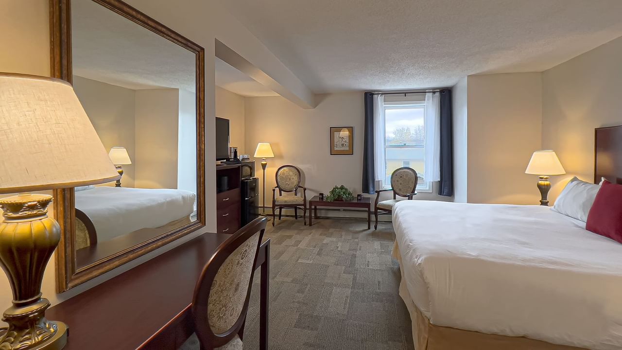 Guestroom with king bed