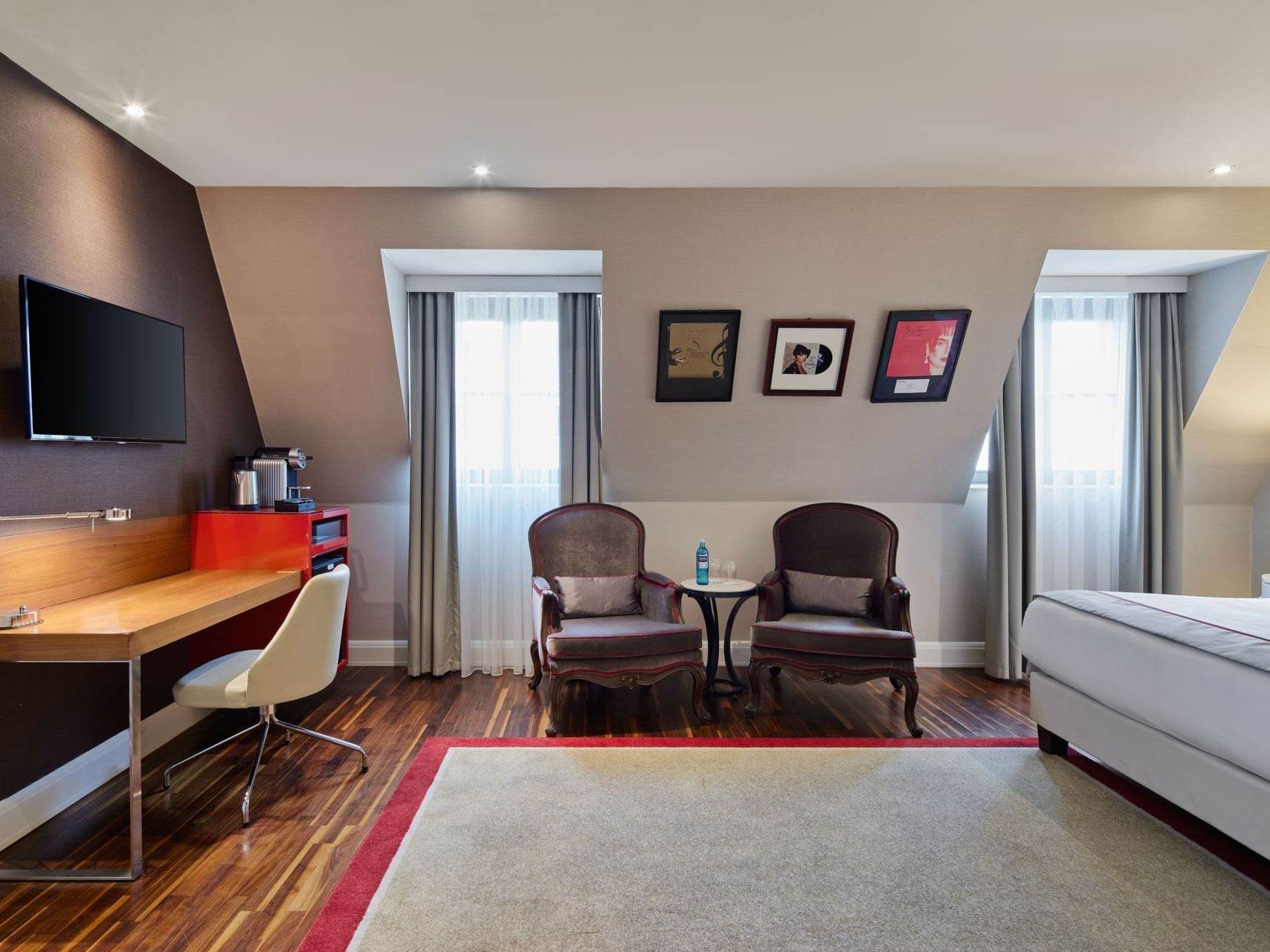 Arbeitsbereich mit komfortabler Sitzgelegenheit in der Sezen Aksu Suite des Titanic Gendarmenmarkt Berlin