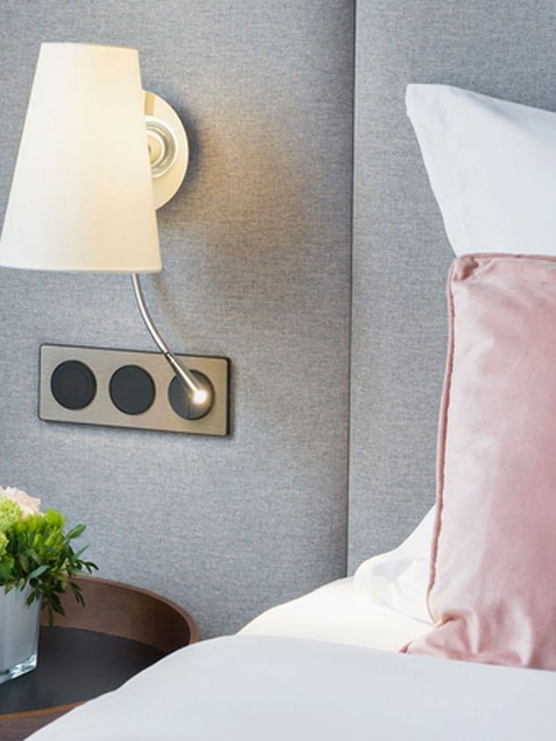 Gros plan sur le lit d'une chambre de luxe à l'hôtel Warwick Reine Astrid à Lyon (vue d'ensemble)