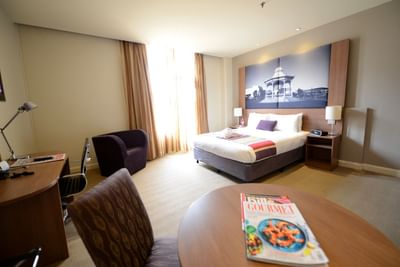 Executive Room with a Queen bed & furniture in Grosvenor Hotel