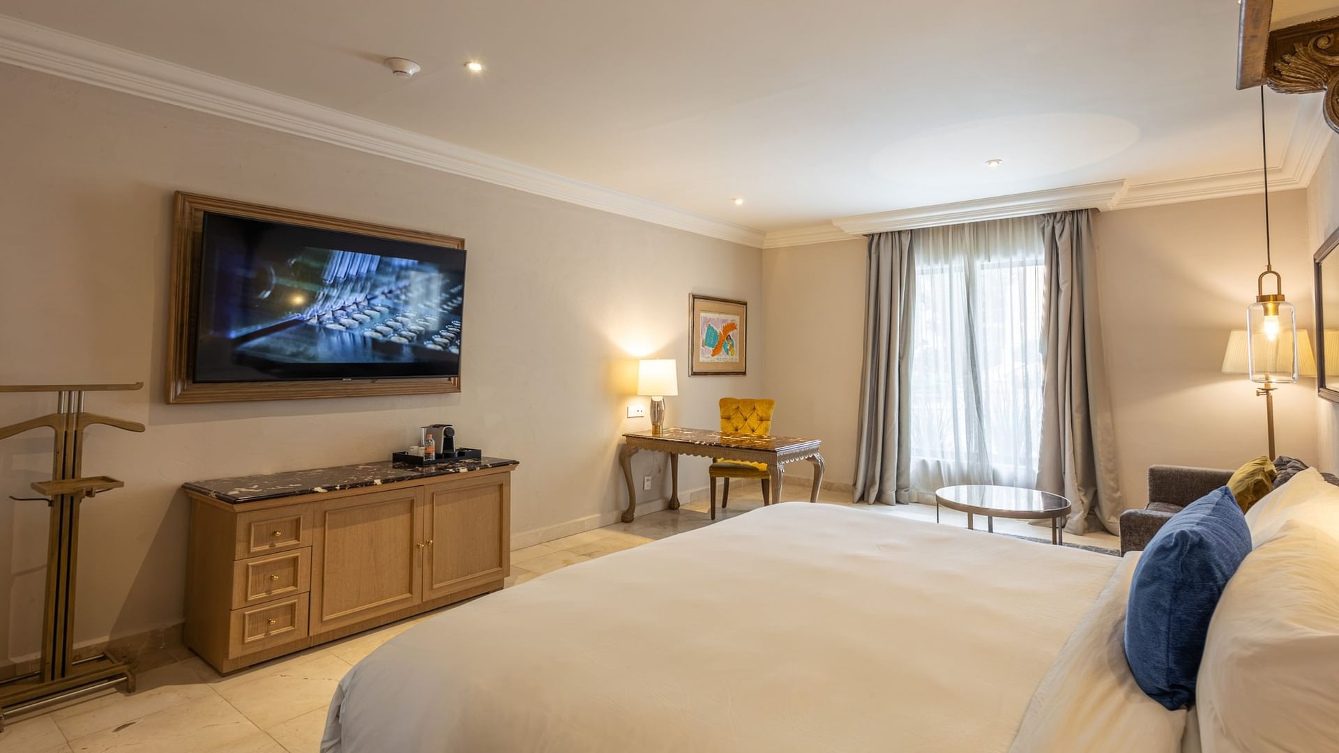 Suite Gran Clase Plus King con cama king, TV, escritorio y ventana amplia en Quinta Real Monterrey, San Pedro Garza García.