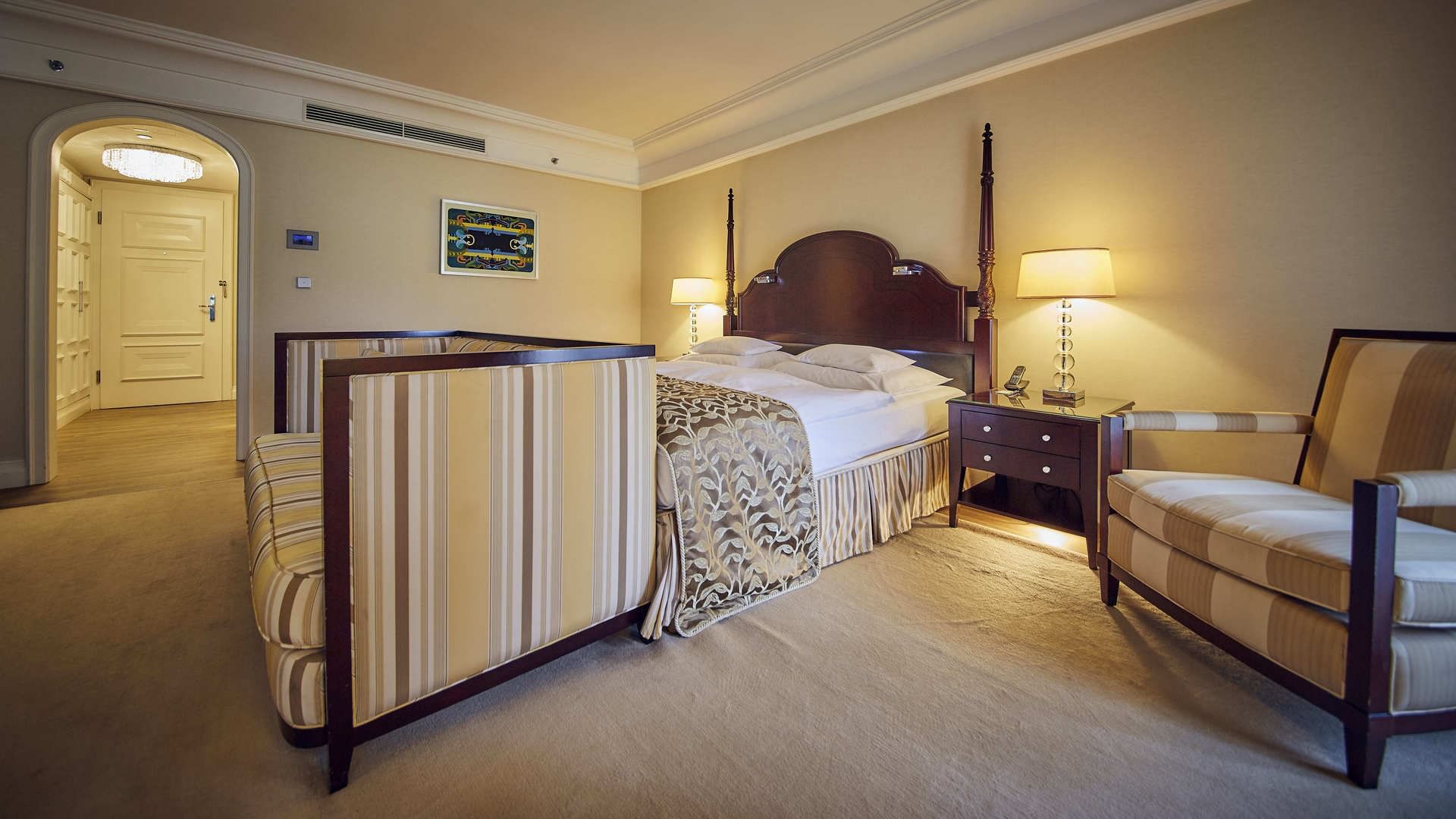Bed & lounge in Superior Room King at Falkensteiner Hotels