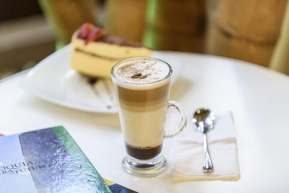 Coffee and a piece of cake on a table, Diez Hotel Categoría