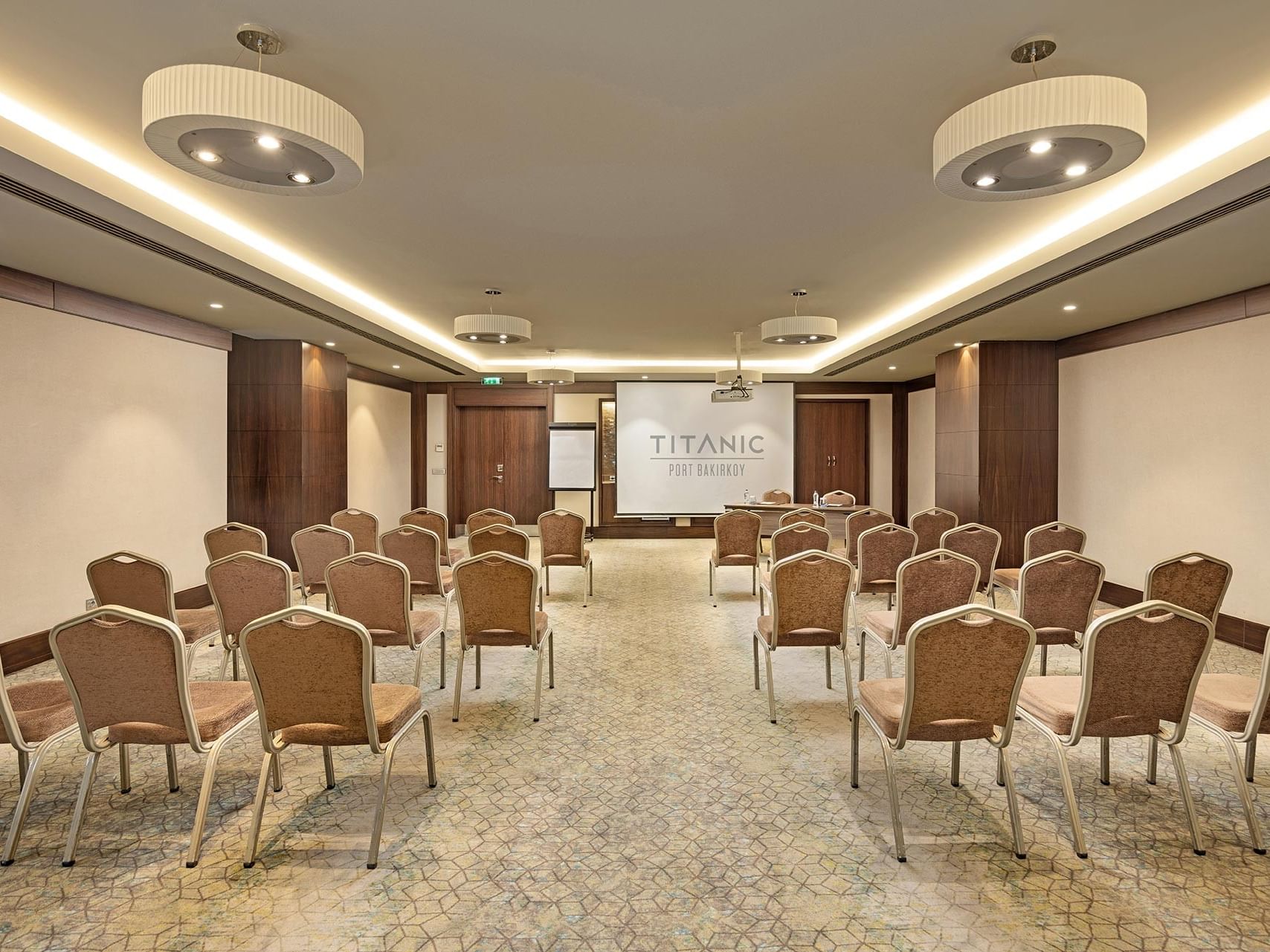 Pacific toplantı salonunda projeksiyon perdesiyle sandalyeler Titanic Port Bakırköy’de.