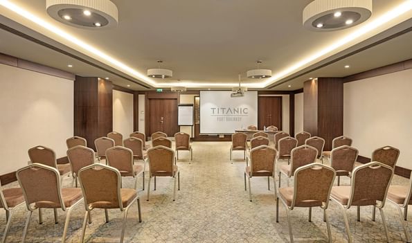 Pacific toplantı salonunda projeksiyon perdesiyle sandalyeler Titanic Port Bakırköy’de.