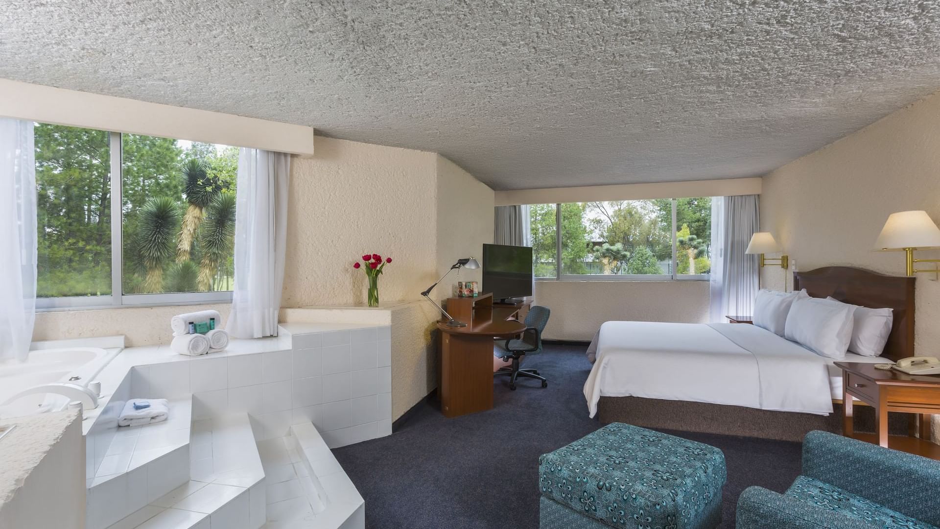 Bed & furniture in Presidential Suite at Gamma Pachuca