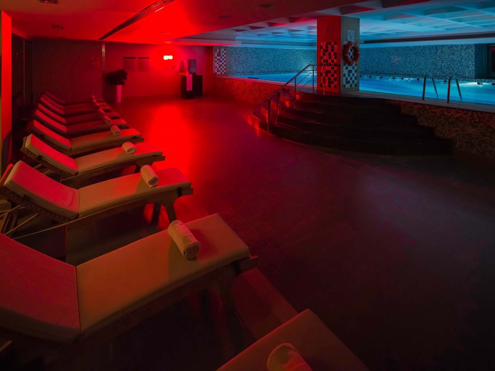 Titanic Port Bakırköy’deki BeFine Spa’da, kırmızı ışıkların sıcak tonlarıyla büyüleyici bir atmosferde kapalı havuzun keyfini çıkarın; şezlonglarda bedeninizi dinlendirirken zihninizi özgür bırakın.