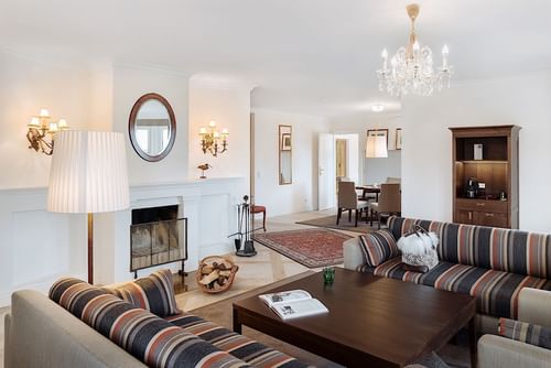 Wohnzimmer der Turm Suite im Schloss Pichlarn