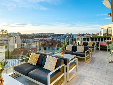 Outdoor relaxing area with comfy chairs in Bonobo’s Bar at Splendid Hotel & Spa Nice