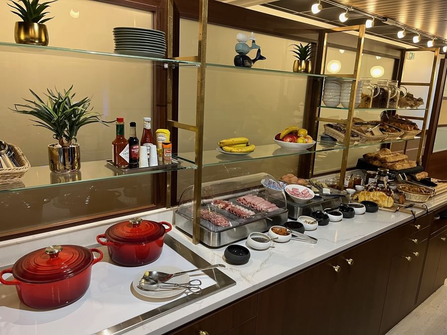 Buffet bien garni avec fruits, charcuterie, fromages et pains à Hôtel Le Yachtman.