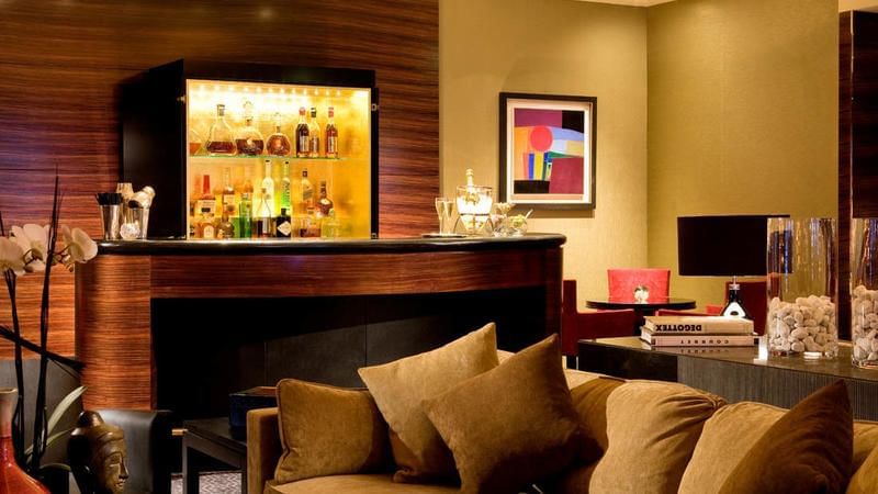Living area with a mini bar at Warwick Paris Champs Elysées