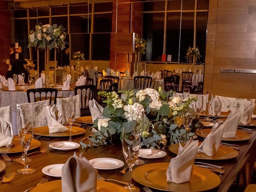 Elegant dining setup at Salones San Sebastián, Santiago y San Cristóbal de Montecillo at Fiesta Americana San Luis Potosí