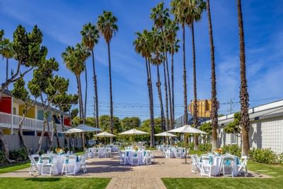 Outdoor dining arrangements inThe Veranda at Anaheim Hotel