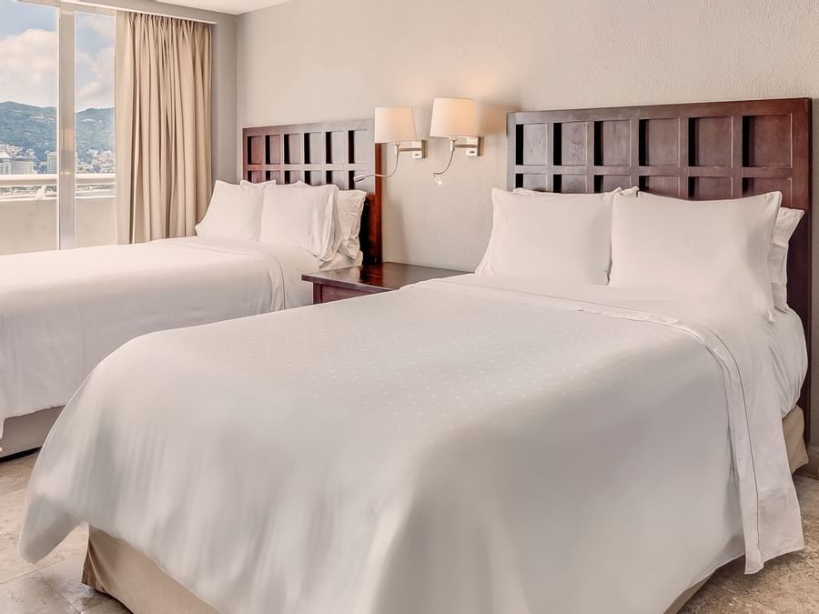 2 Twin beds with Lamps in Villa Master Suite at La Colección
